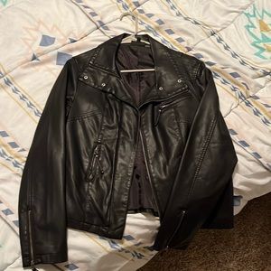 Women’s size medium, brand is APT 9. Color is black.